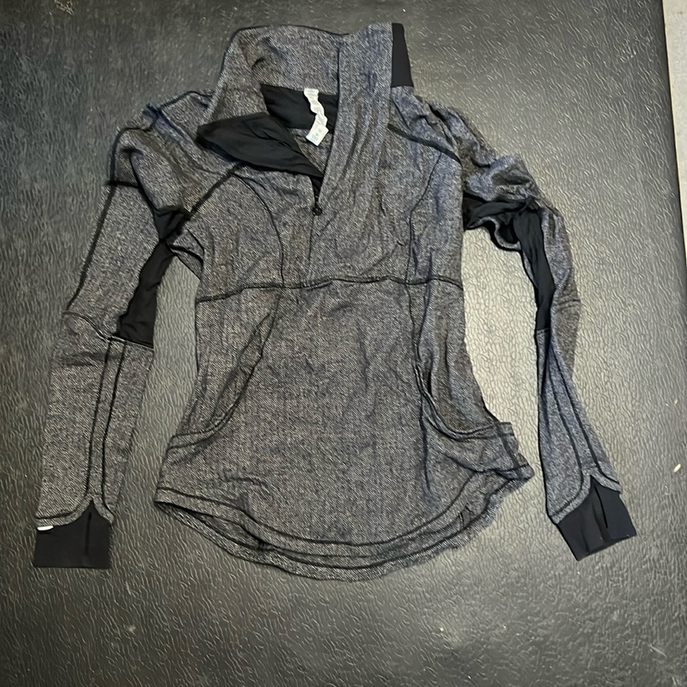 Lululemon women’s soft stretchy pullover, front & back pocket, size 10, EUC